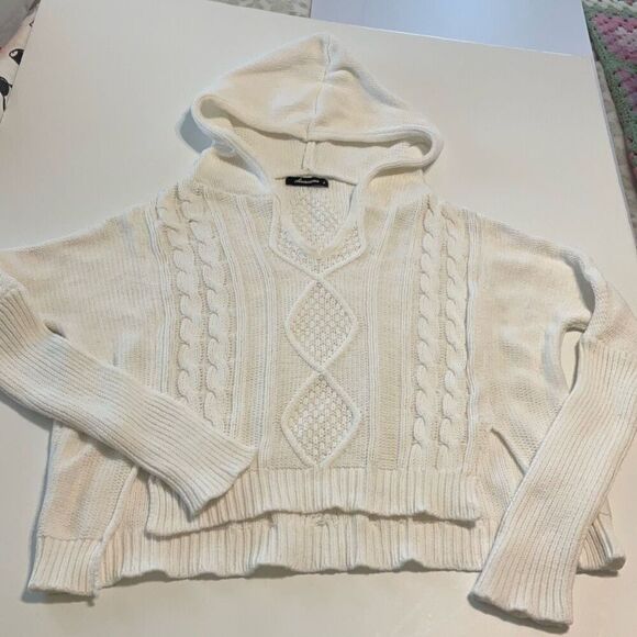 Olivaceous Hooded Cableknit Sweater. Small White. Cropped, oversize. 100% cotton - Picture 2 of 16